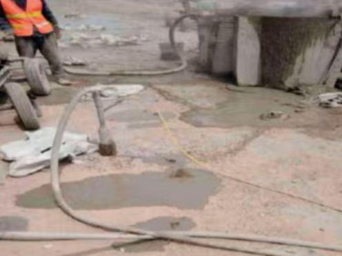 沙田镇水泥混凝土路面板底注浆技术 路面脱空注浆整治方案